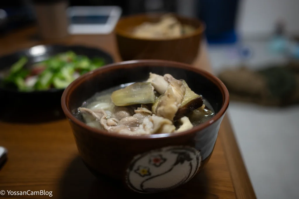 夜の食卓で撮影した汁物。シャッタースピード1/250秒でブレずに写っている