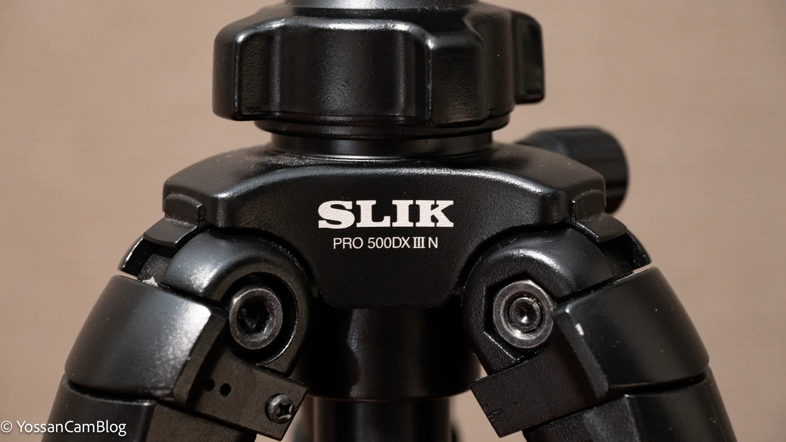 プロ 500 DX-III Nの脚の付け根。SLIK PRO 500DX III Nの刻印とパイプを受ける金具が見える