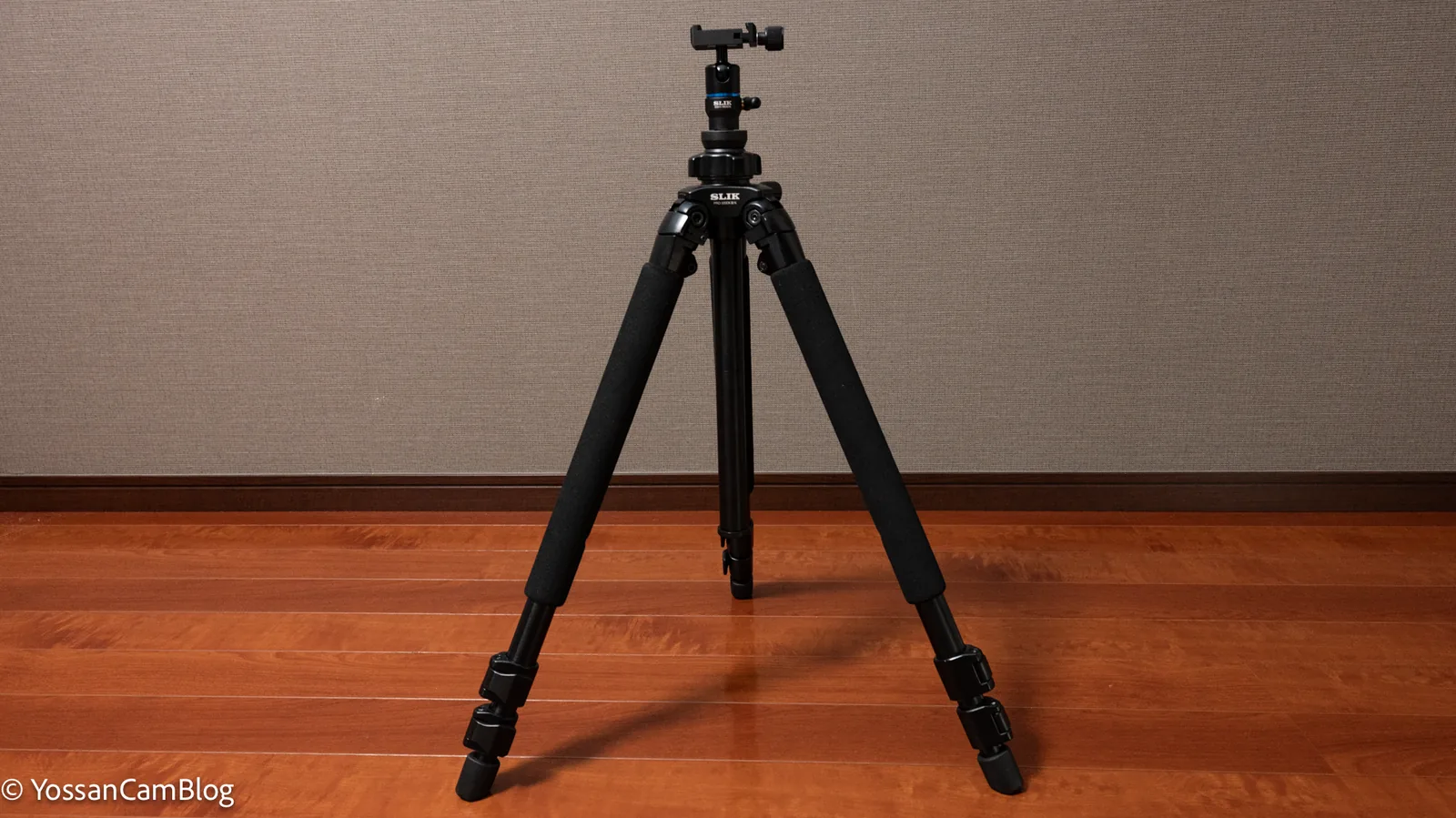 SLIK プロ 500 DX-III Nを立てた状態。太いパイプの3段三脚
