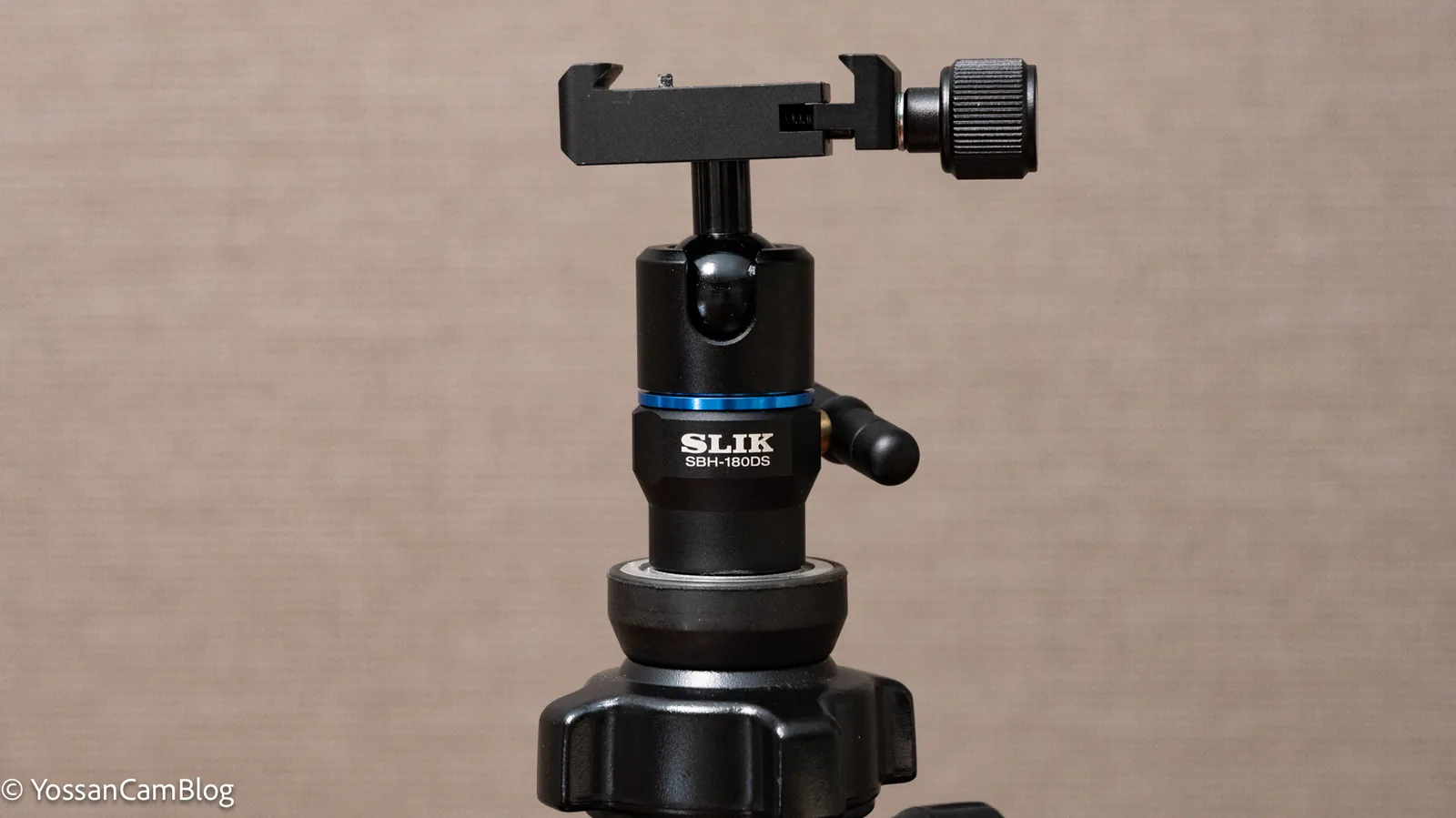 SLIK SBH-180 DSの自由雲台。青いリングとSBH-180DSの刻印が見える