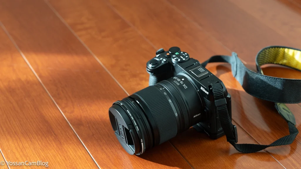 Nikon Z30にNIKKOR Z DX 16-50mm f/2.8 VRを付けた状態を斜め前から。レンズが前に張り出している