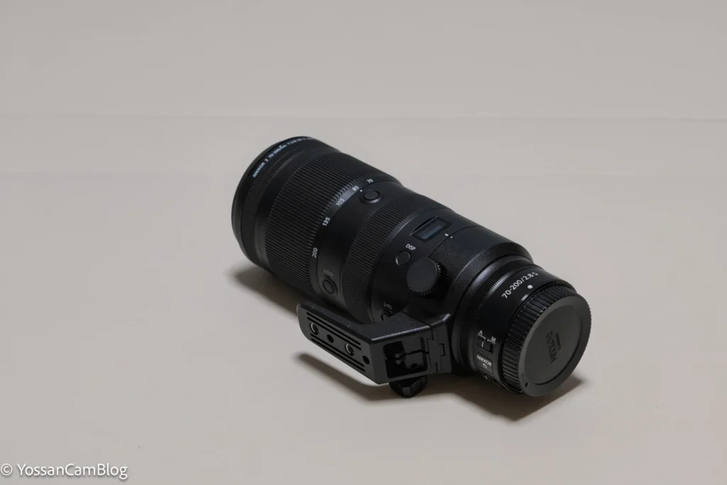 三脚座の付いたNIKKOR Z 70-200mm f/2.8 VR Sを白い背景に置いた物撮り