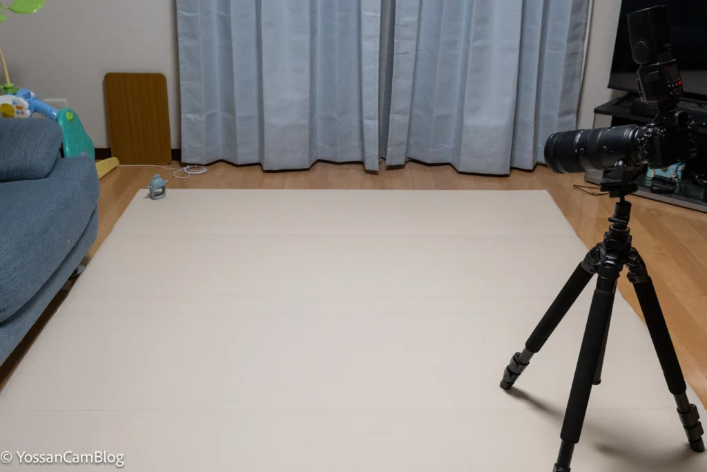 三脚に載せたZ6＋70-200mmとストロボ、離れたマットの奥に置いた歯固めのおもちゃ。望遠で撮るときの、カメラと子供の位置の距離感が分かる
